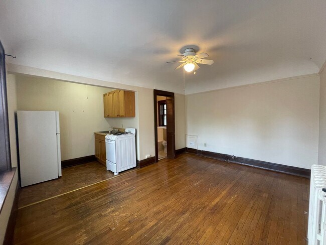 Interior Photo - 1315 N Cass St