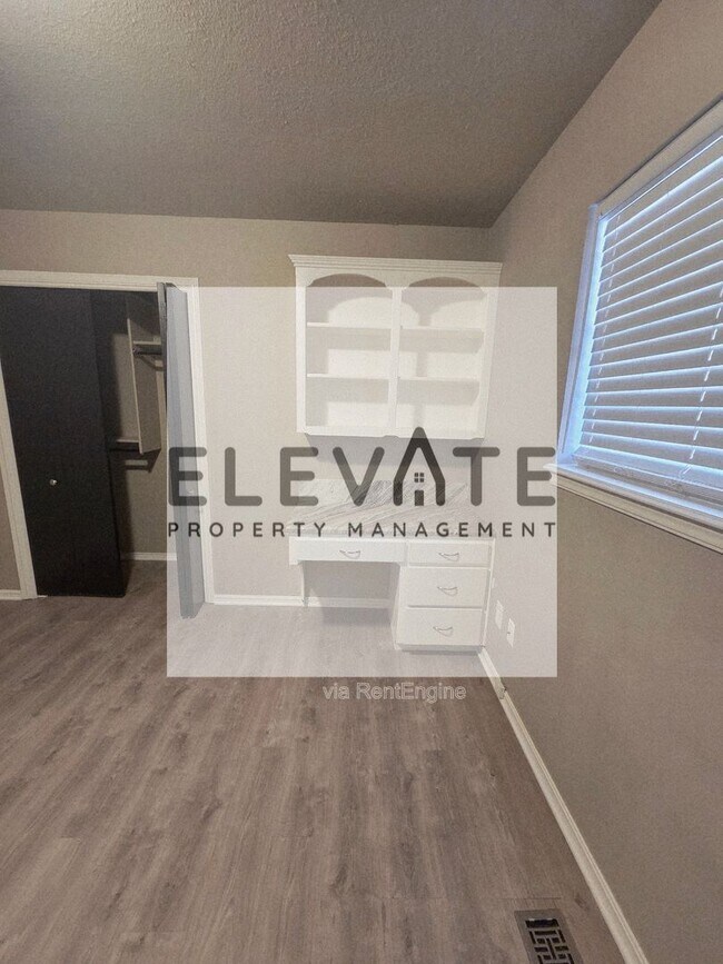 Building Photo - 1809 N Oakhill Rd