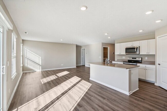 Building Photo - Fantastic 3bd/2ba home! Coming soon!