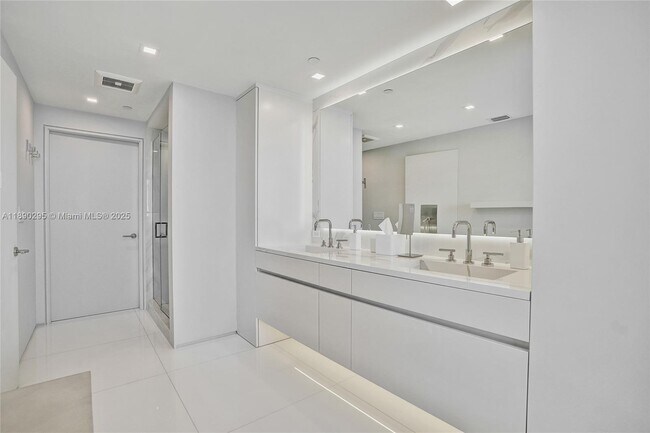 Building Photo - 17875 Collins Ave