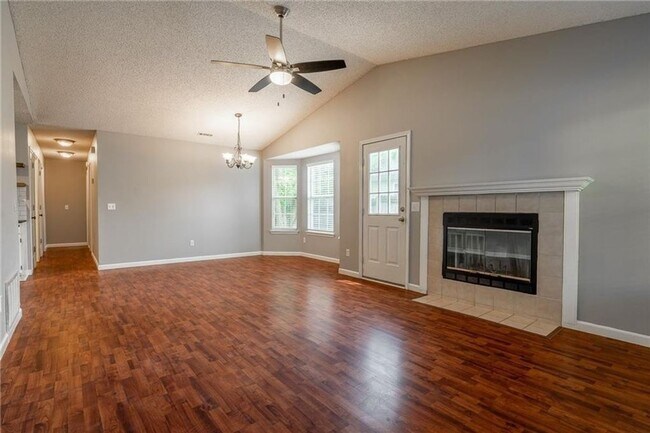 Building Photo - Three Bedroom One Bathroom For Rent