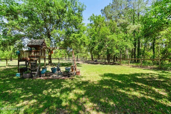 Building Photo - Spacious 5 bed, 4 bath home sits right ins...