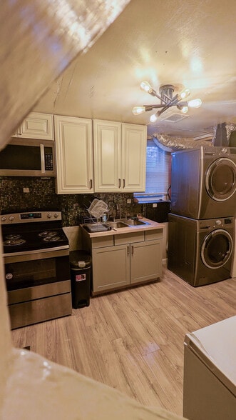 Shared kitchen with stacked washer/dryer. - 3182 Latona Dr SW