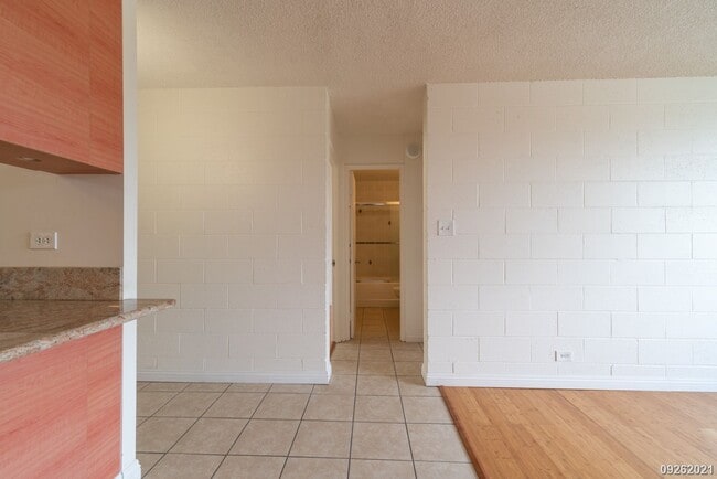 Building Photo - Salt Lake 1 BR/1BA Condo with 1 ASSIGNED P...