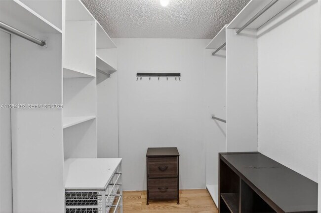 Building Photo - 200 Lakeview Dr