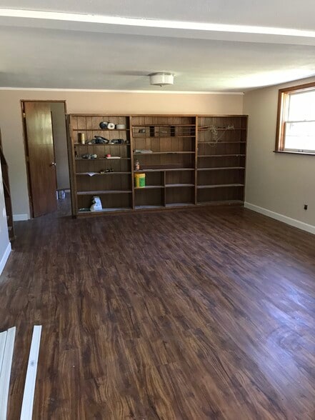 Another living room - 940 McBryde Ln