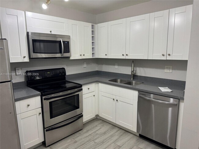 Building Photo - 721 N Pine Island Rd