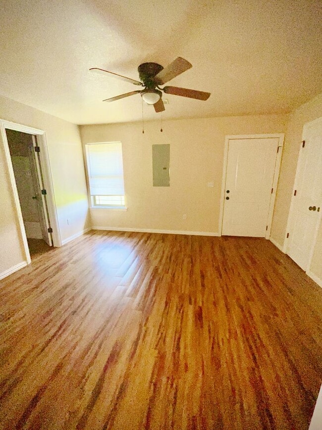 Building Photo - Beautiful 3/2duplex near Silo Schools