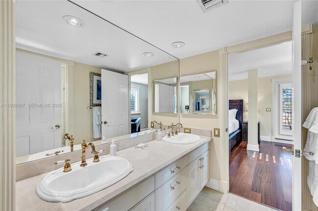 Building Photo - 625 Poinciana Dr