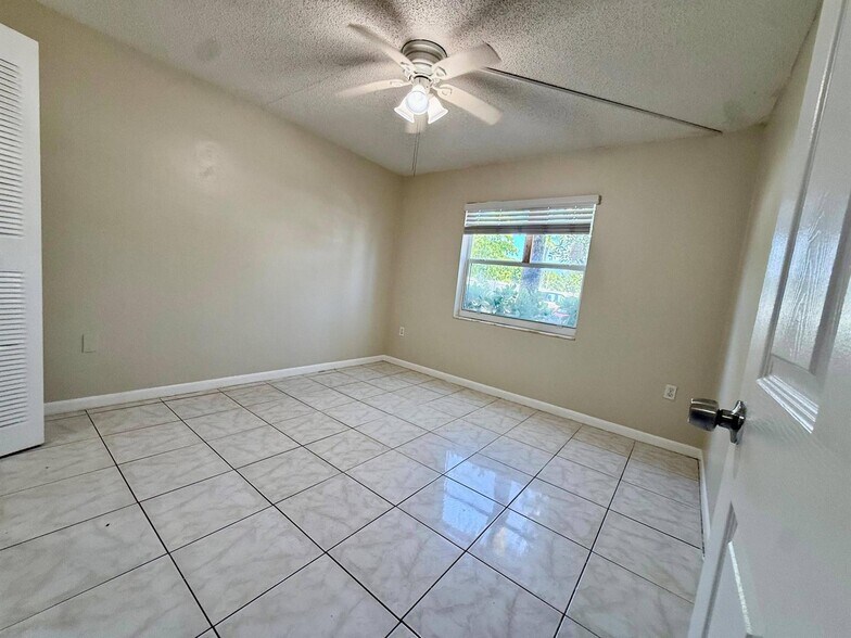 Building Photo - 700 SW 81st Ter