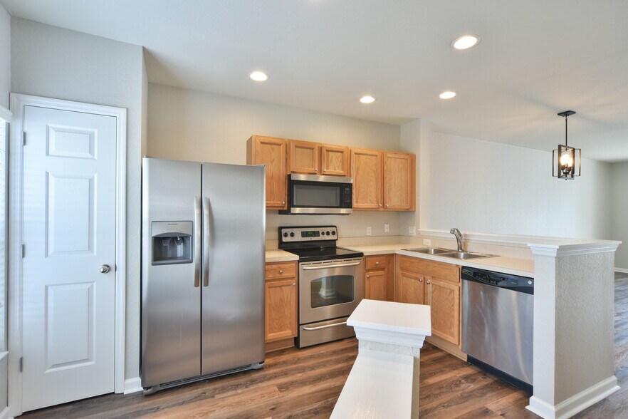 Building Photo - 4490 SW 49th Ave