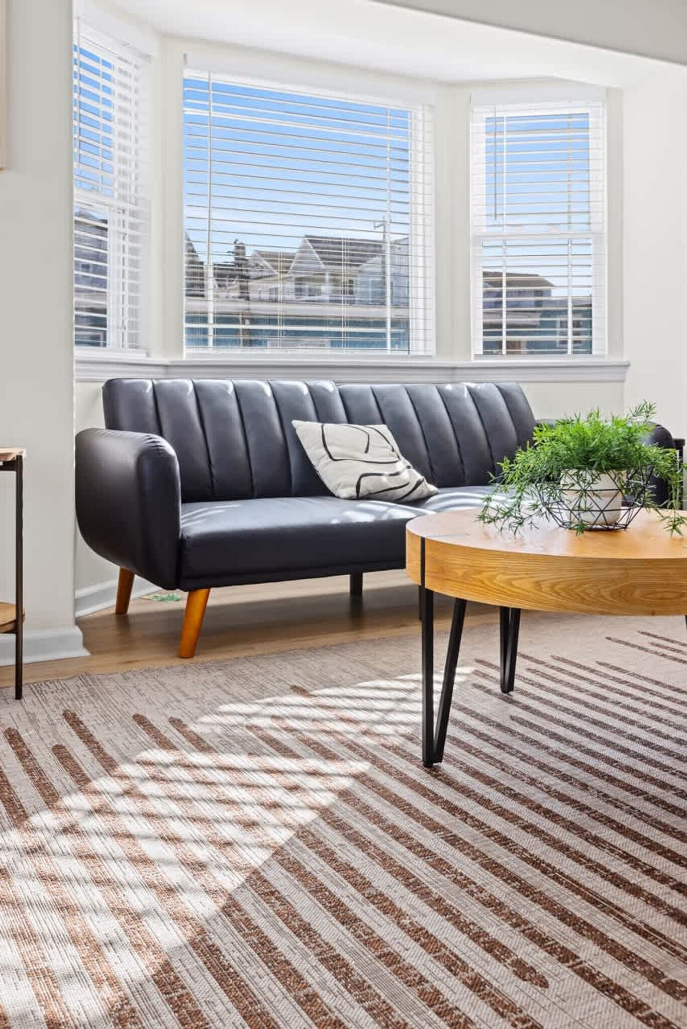 Building Photo - 142 E Youngs Ave