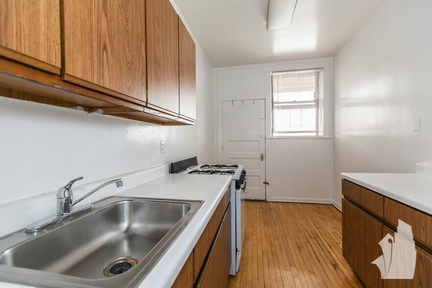 Building Photo - 820 W Waveland Ave