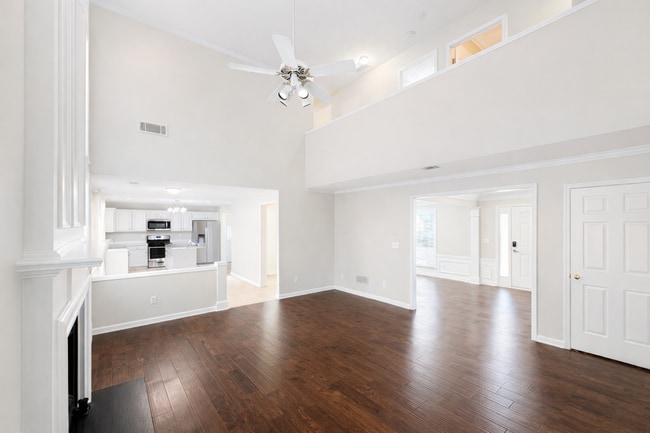 Building Photo - Spacious Home with Open Layout in Prime Johns Creek Location