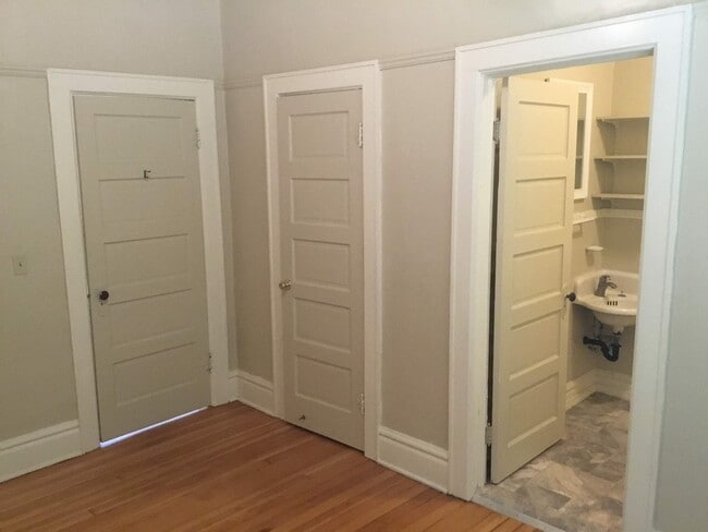 Building Photo - Great 2 Bedroom Bungalow Near Downtown and...