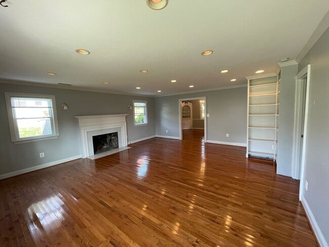 Building Photo - Cheerful 3 Bedroom 2 Bathroom With Office And Spacious Fenced Yard In Beautiful Pimmit Hills