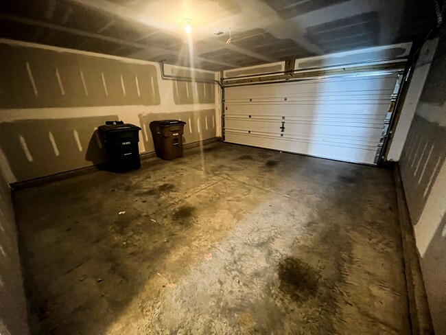 Building Photo - Beautiful 3 bedroom, 2 1/2 bathroom home i...