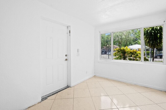 Building Photo - Charming 3-Bedroom Home in Miami - Comfortable Living in a Prime Location