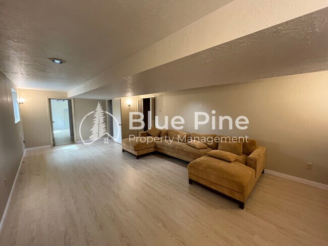 Building Photo - 1656 S Fairway Dr