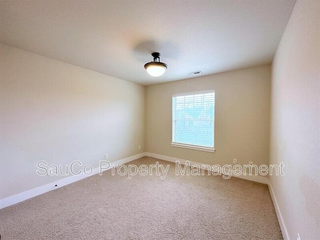 Building Photo - 727 NE 65th Ct