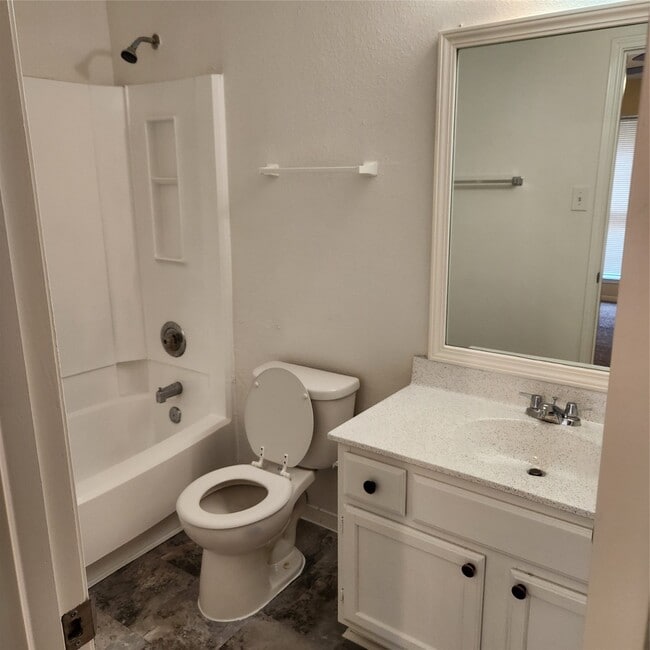 Building Photo - 10013 Spring Pl Dr