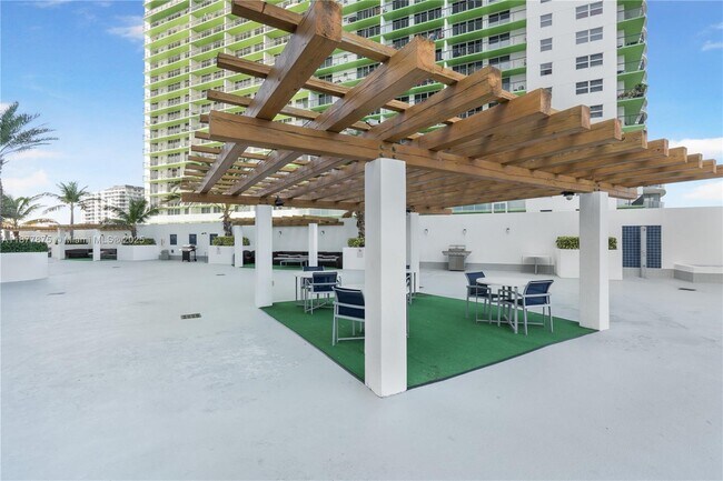 Building Photo - 1750 N Bayshore Dr