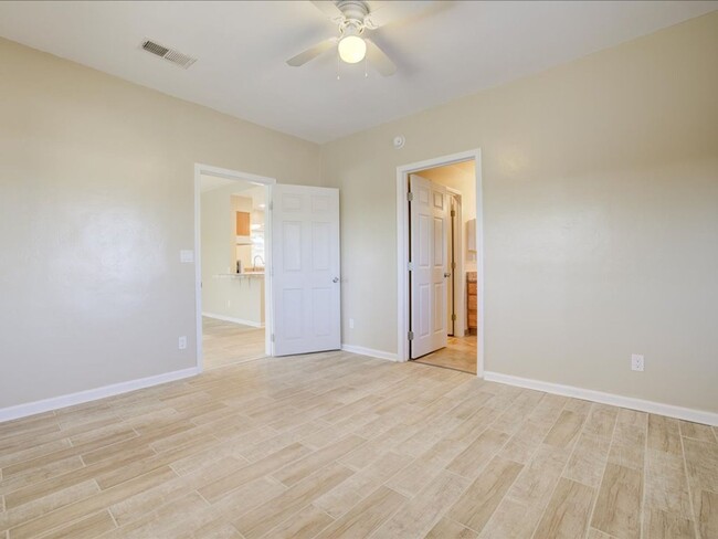 Building Photo - 1421 N Louis Ave