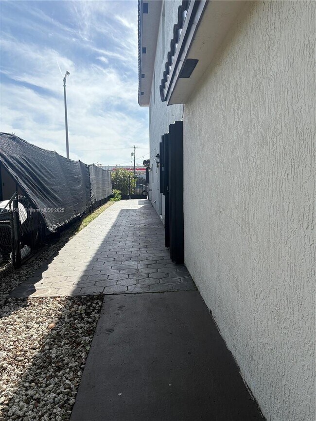 Building Photo - 819 E 26th St