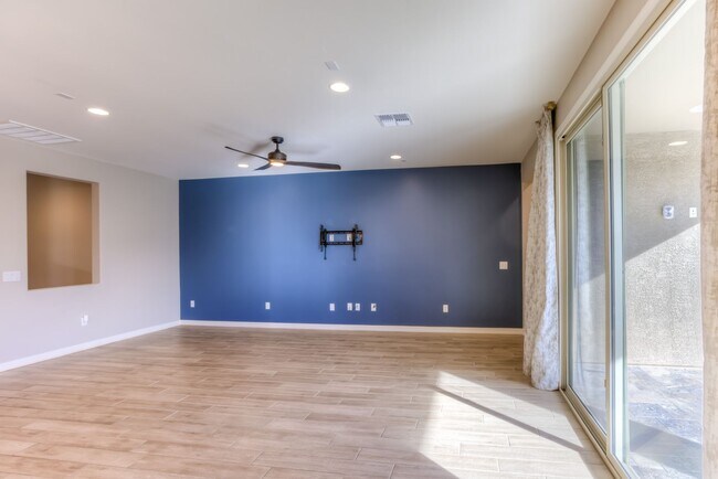 Building Photo - Very Special Oro Valley Home with Pool and Mountain Views!