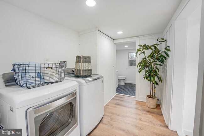 Building Photo - 102 N Rogers St