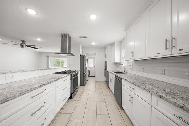 Building Photo - 4427 Sarong Dr