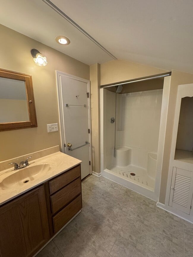Building Photo - 4 Bedroom Right on Purdue Campus - AVAILAB...