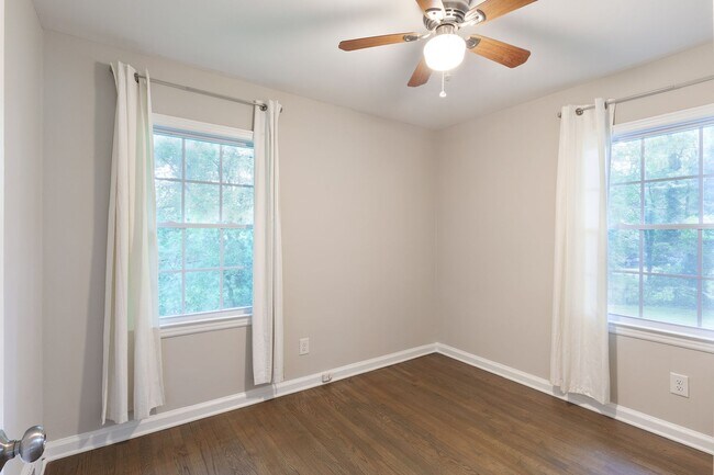 Building Photo - Renovated 3/2 w/ Fenced In Backyard and Co...
