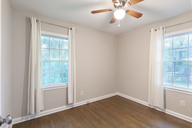 Building Photo - Renovated 3/2 w/ Fenced In Backyard and Courtyard!