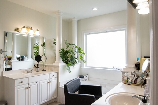Building Photo - Luxury Living w/ Pool In Brentwood!