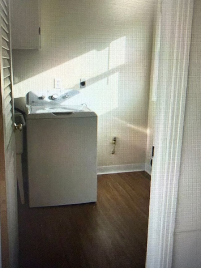 Building Photo - Country setting