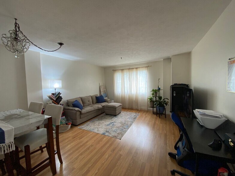Building Photo - 111 deKoven Drive