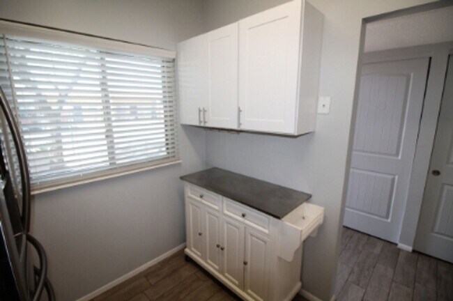 Building Photo - Highly Desirable East Side Townhome – 2 Bed, 2 Bath – Move-In Ready!