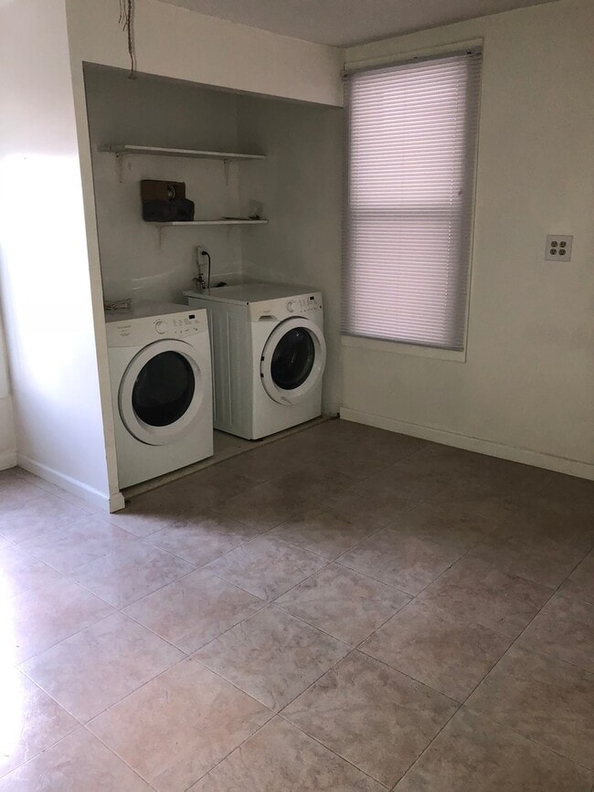 Building Photo - Three bedroom house in Godfrey