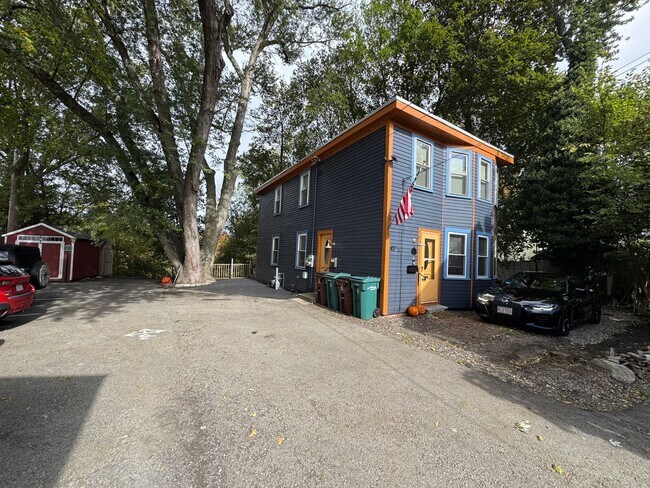 Building Photo - 107.5 Elm St