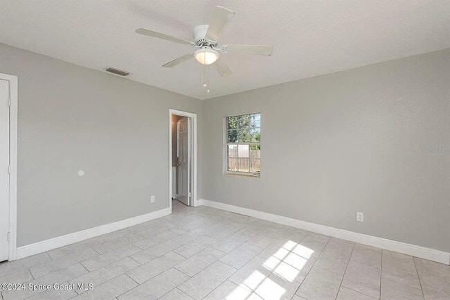 Building Photo - 1885 Golfview Dr