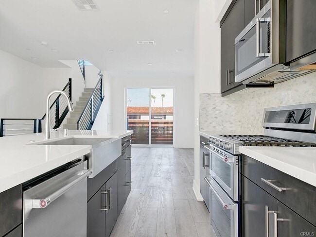 Building Photo - 683 W 17th St