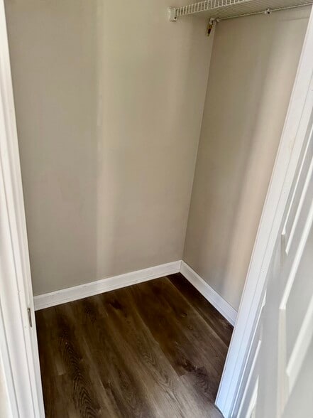 Garage walk-in - 3 Frankie Ln