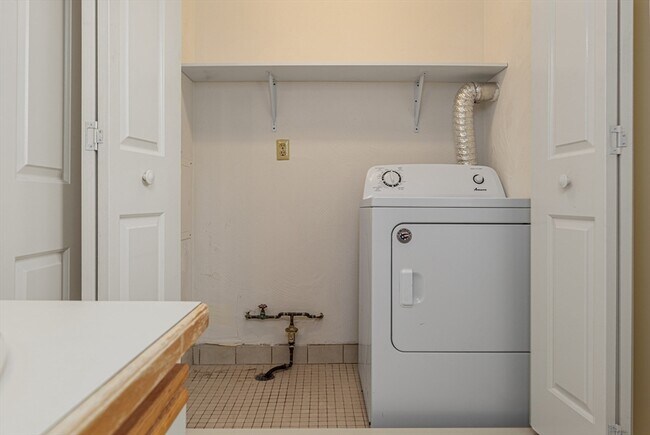 Building Photo - 13 Iris Way