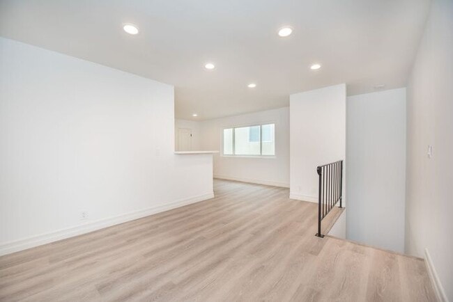 Building Photo - Downtown HB Remodled unit - 2 blocks from the sand