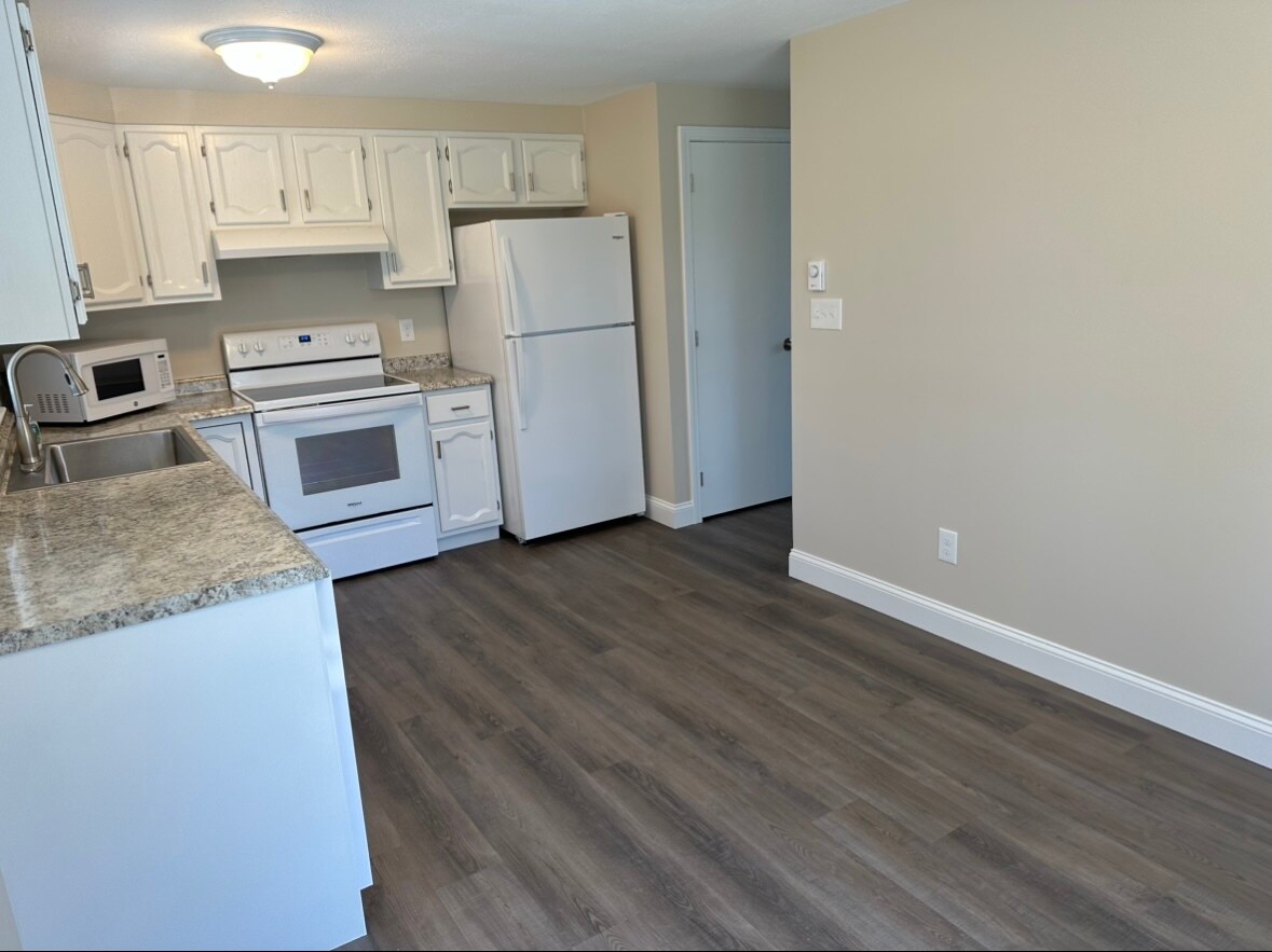 Building Photo - 4 Oakwood Dr