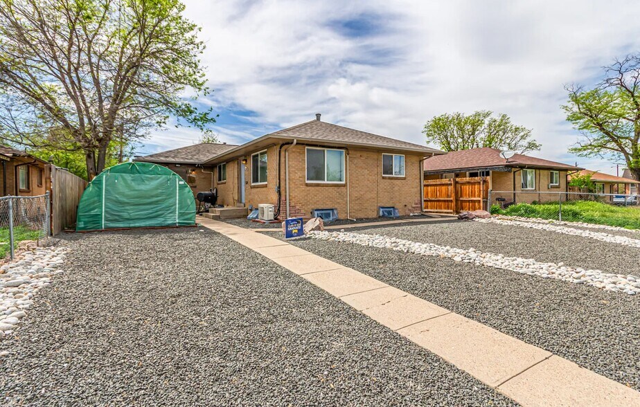 Xeriscaped yard for relaxing or BBQ - 1173 Dayton St