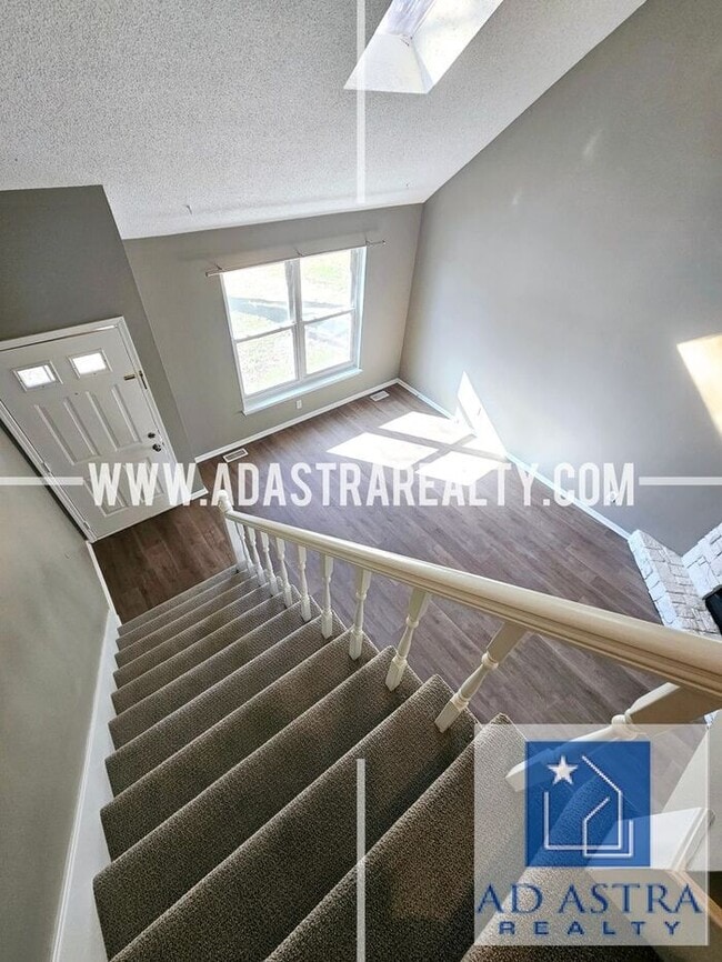 Building Photo - Very Nice 3 Bedroom 2 Bath Duplex in Overland Park-Available in JUNE!!