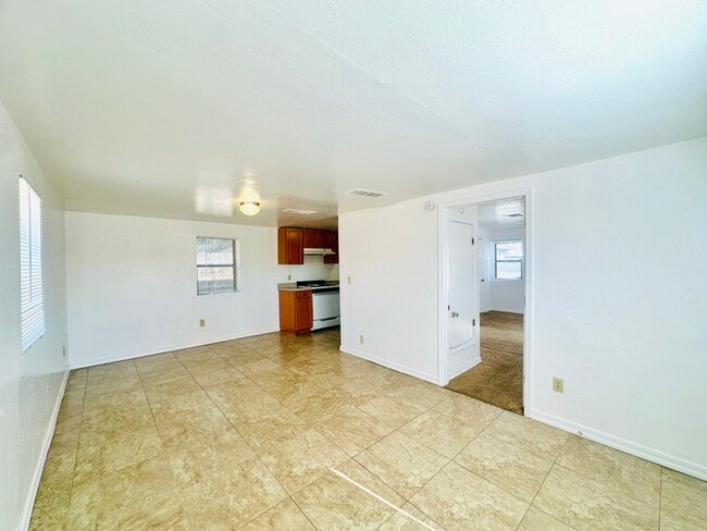 Building Photo - Cottage Style 1 Bedroom with Natural Light...