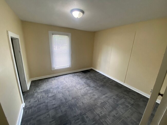 Building Photo - **ON HOLD**3 Bedroom / 2 Bathroom Home for...